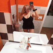 Chicos y chicas masajista rubia