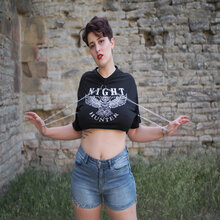 Chica de compa&ntilde;&iacute;a con curvas