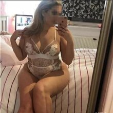 Española gordita de trato como novios besos y posturas