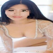 Rosa nueva chica asiática en Girona