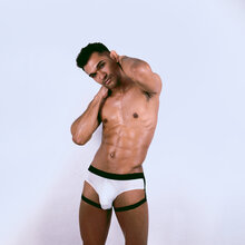 Masajista latino complaciente