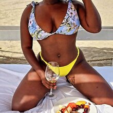 CURVAS ARDIENTES JOVENCITA REAL MUY VOLUMINOSA DE FRENTE PARA TU ENCANTO