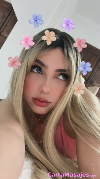 quinta imagen miniatura: Rubia delgada , sensual masaje
