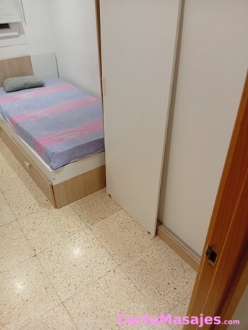 segunda imagen miniatura: HABITACIÓN LIBRE A CHICAS LEER BIEN.. NO SE DUERME AQUI .