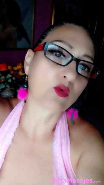 cuarta imagen miniatura: Manos de sedas deslizándose por tu cuerpo.