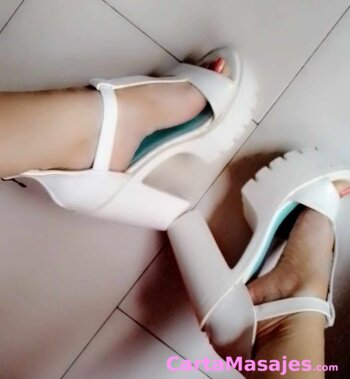 sexta imagen miniatura: Manos de sedas deslizándose por tu cuerpo.