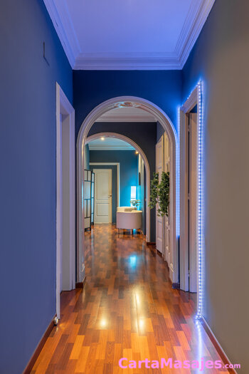 cuarta imagen miniatura: LUNA MASAJES ER&Oacute;TICOS BARCELONA