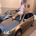 Hombre con coche deportivo para mujer